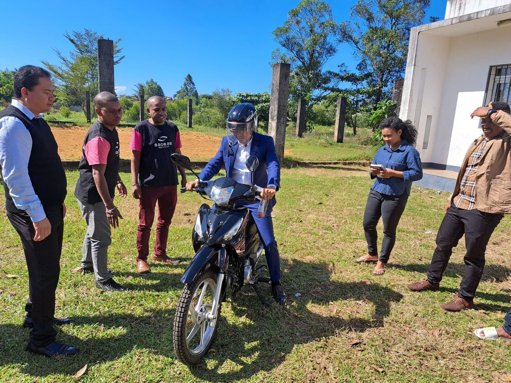 361577070_238747275668893_7478665815831726209_n-1024x768 Un Partenariat en pleine expansion : Baobab Bank Madagascar Soutient la Formation à Distance en Sciences de l'Éducation et Administration Scolaire