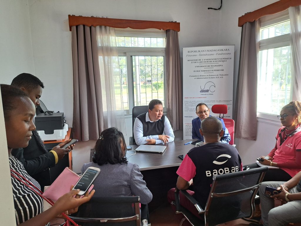 361641040_238747729002181_8921861703019235754_n-3-1024x768 Un Partenariat en pleine expansion : Baobab Bank Madagascar Soutient la Formation à Distance en Sciences de l'Éducation et Administration Scolaire