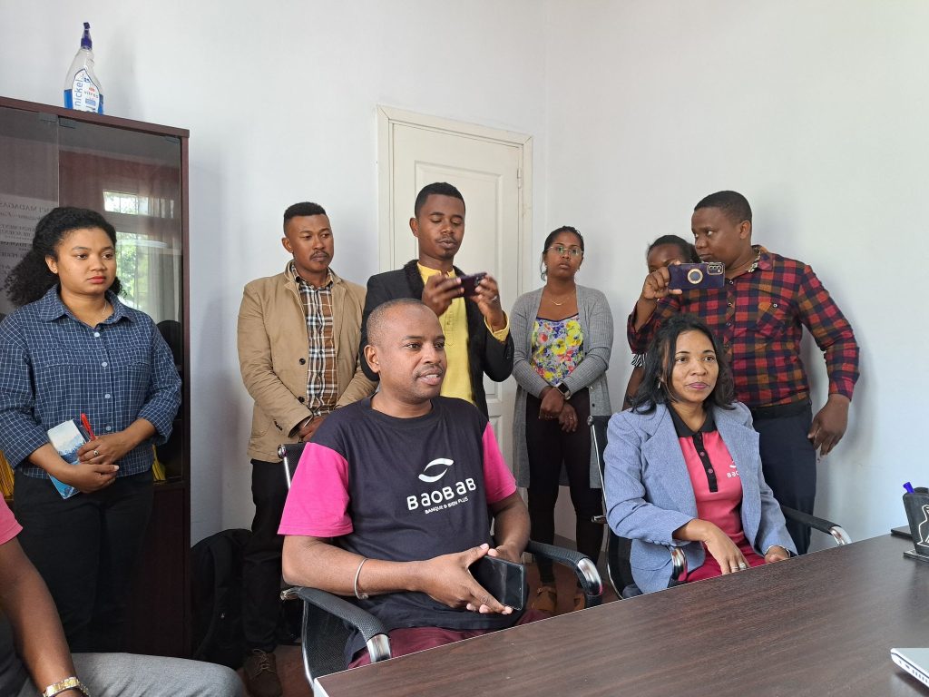 361644414_238747755668845_6110939636417937845_n-1024x768 Un Partenariat en pleine expansion : Baobab Bank Madagascar Soutient la Formation à Distance en Sciences de l'Éducation et Administration Scolaire