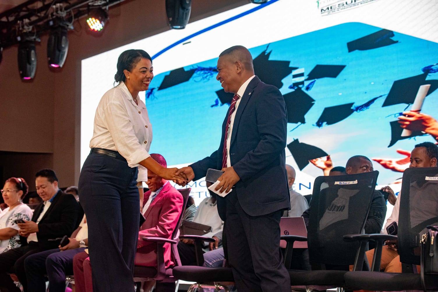 seas-13-1 Cérémonie de sortie des promotions Mamiratra et Henika : une nouvelle génération de diplômés engagée pour l’éducation