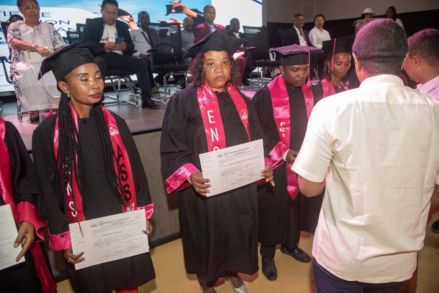 WhatsApp-Image-2026-08-27-at-11.28.56 Cérémonie de sortie des promotions Mamiratra et Henika : une nouvelle génération de diplômés engagée pour l’éducation