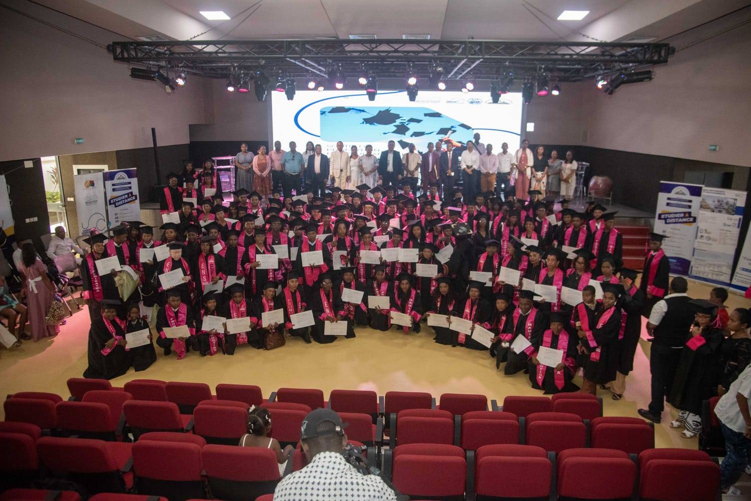 seas-10-1 Cérémonie de sortie des promotions Mamiratra et Henika : une nouvelle génération de diplômés engagée pour l’éducation