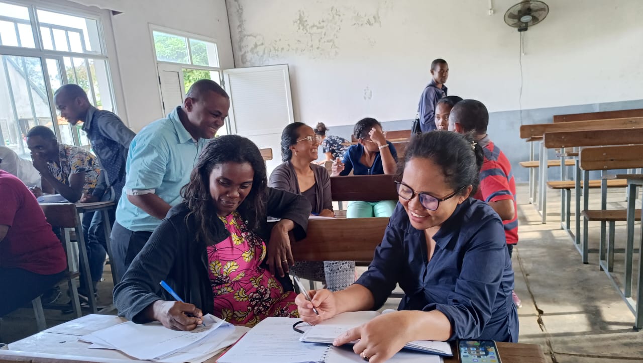 L'apprentissage à distance est devenu une option incontournable pour de nombreux étudiants souhaitant poursuivre leurs études tout en conciliant leurs responsabilités professionnelles et personnelles. Le programme "Sciences de l'Éducation et Administration Scolaire" (SEAS) offre une opportunité exceptionnelle d'étudier à distance tout en proposant un regroupement annuel sur place. Cette approche hybride présente une série d'avantages uniques pour les apprenants.